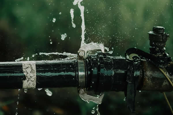 emergency plumbing pipe leak